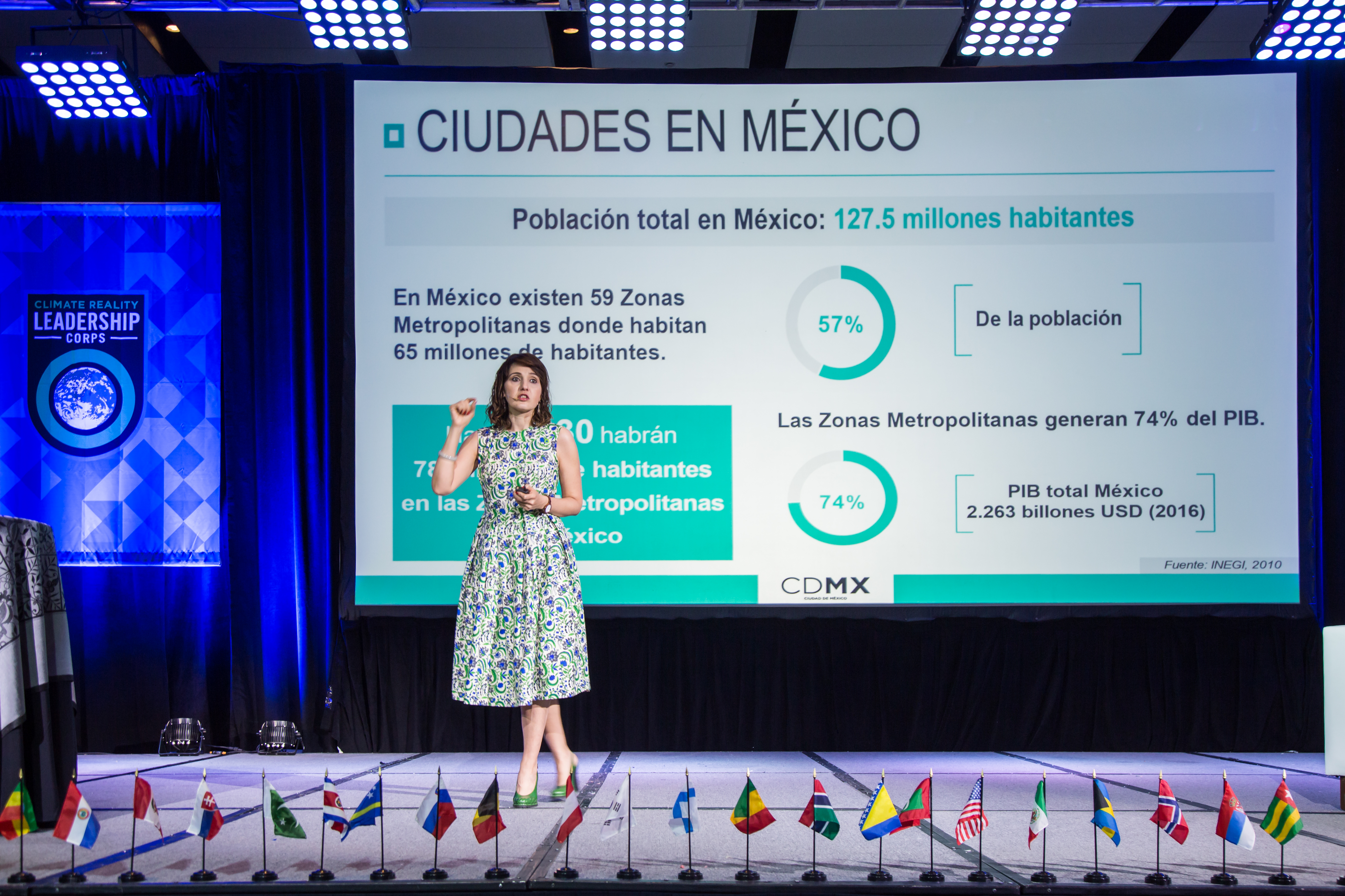 Tanya Müller García en escenario durante la conferencia «Ciudades en México»
